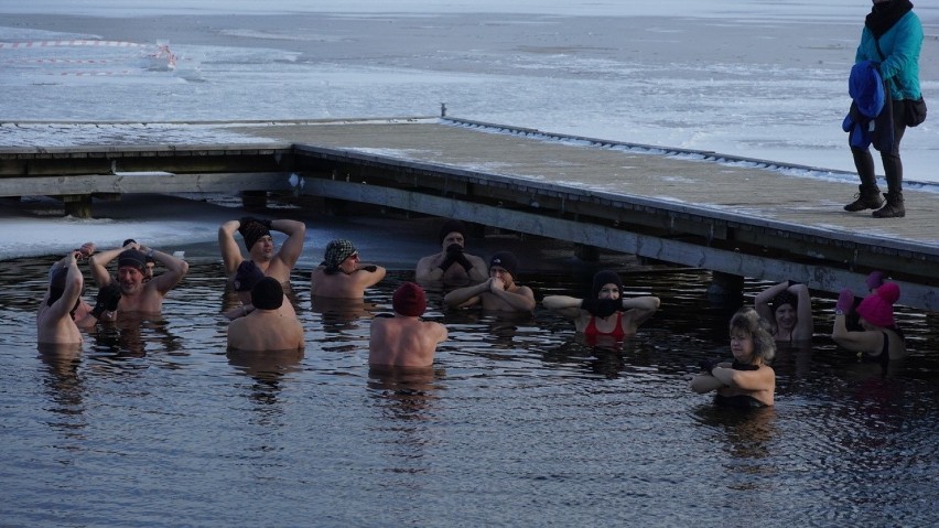 Morsowanie na Dojlidach ze śniegiem i mrozem. Zobacz zdjęcia...