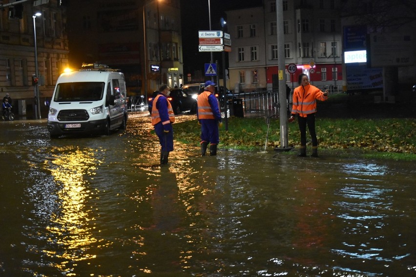 Awaria wody w Legnicy, pękła główna magistrala pod ulicą Muzealną