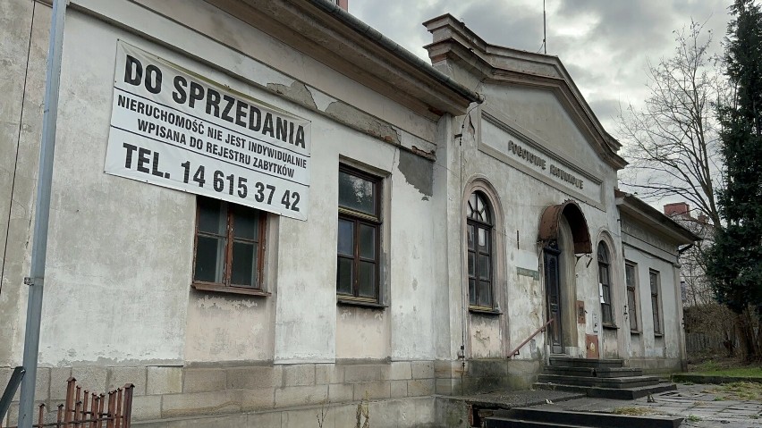 Budynek po byłym pogotowiu ratunkowym w Bochni stoi pusty od...