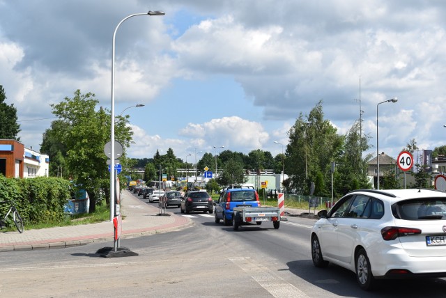 Jedna z największych tegorocznych inwestycji drogowych rozpoczęła się w Zaborzu (gm. Oświęcim) na drodze 44. Jest to przebudowa skrzyżowania ulic Chemików, Jezioro i Porębskiej