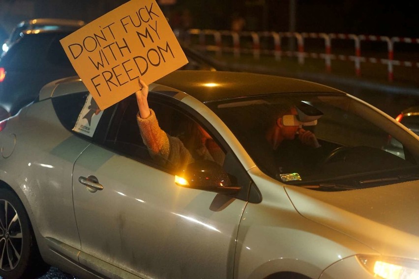 Strajk kobiet w Kaliszu. Wsiedli w auta i protestowali na...