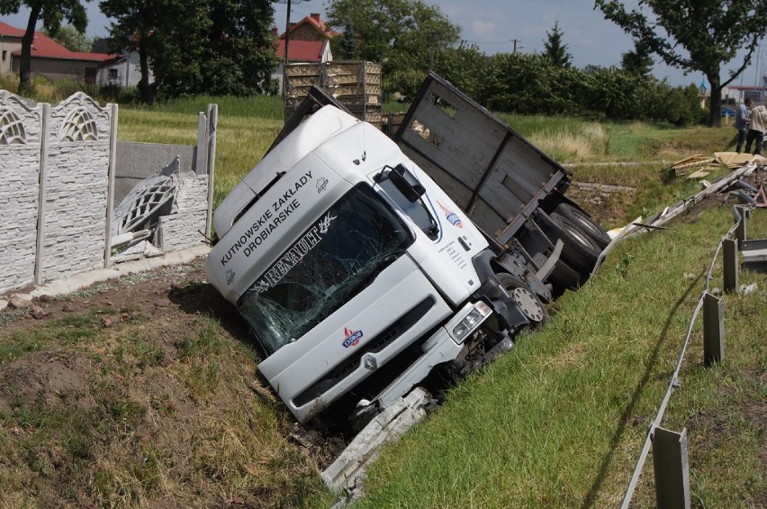 Samochód wjechał do rowu