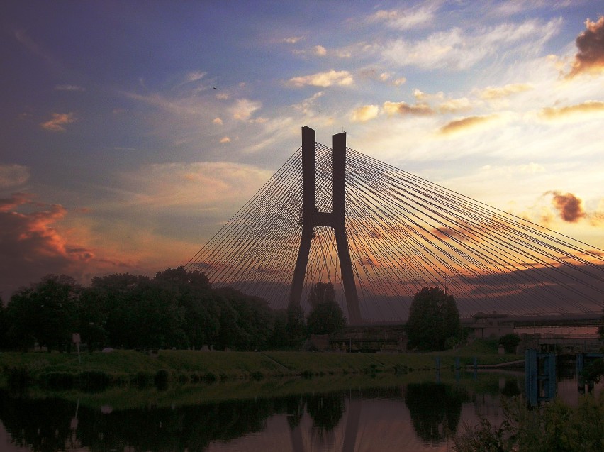 most Rędziński na tle zachodzącego słońca. Trochę romantyzmu...