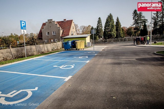 W ramach remontu ulicy Przemysłowej w Wałbrzychu, zbudowany został parking ze 104 miejscami. Jest położony w pobliżu bramy głównej cmentarza