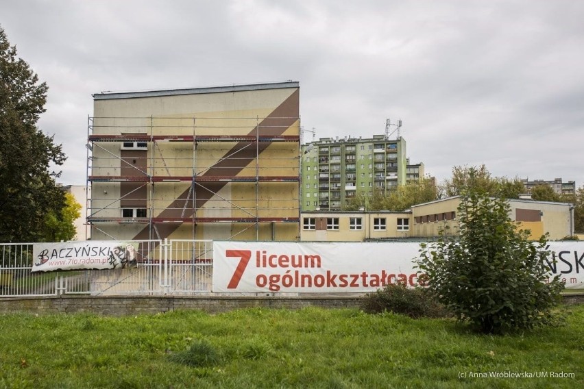 Na ścianie budynku liceum imienia Baczyńskiego w Radomiu...