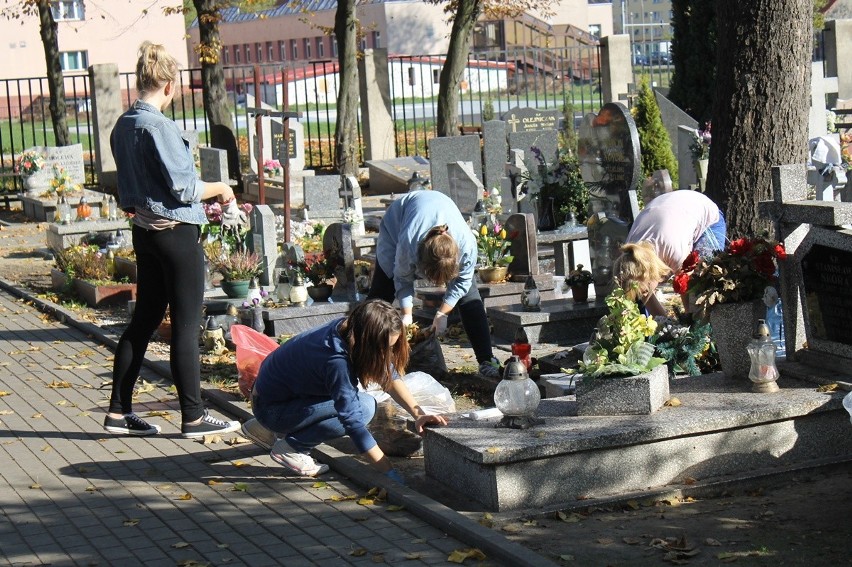 Studenci i pracownicy PWSZ sprzątali groby