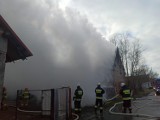 Pożar stodoły w Nowej Kuźni w gminie Radwanice. Ogień zniszczył budynek, samochód i sprzęt, który był w stodole