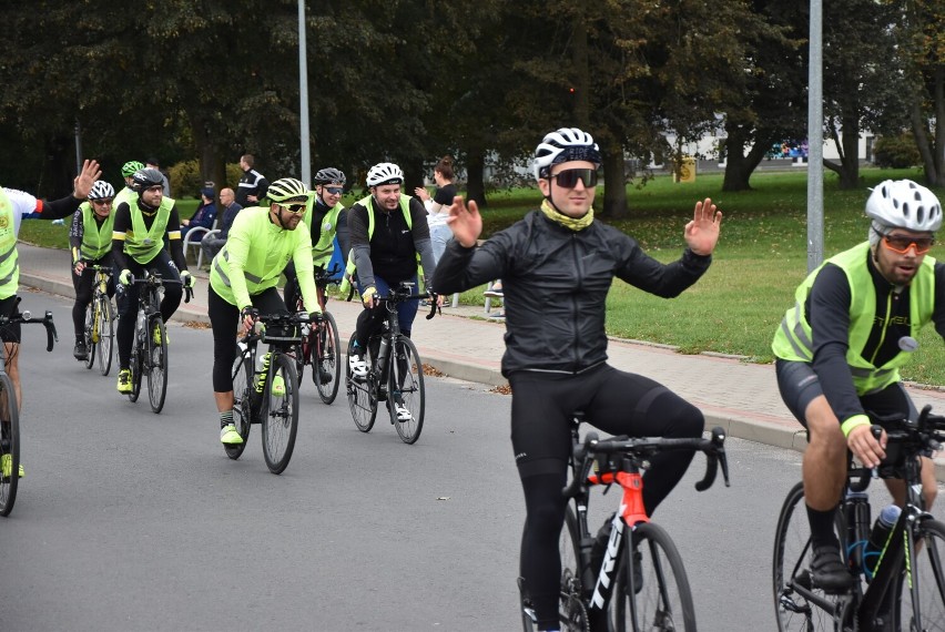 Wiatr mocno zmęczył rowerzystów. Do Chodzieży przybyli uczestnicy ultramaratonu kolarskiego "Hołd dla Ani"