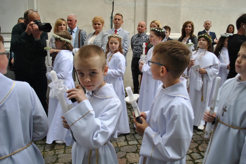 Do sakramentu I Komunii Świętej przystąpiły dzieci z klas...