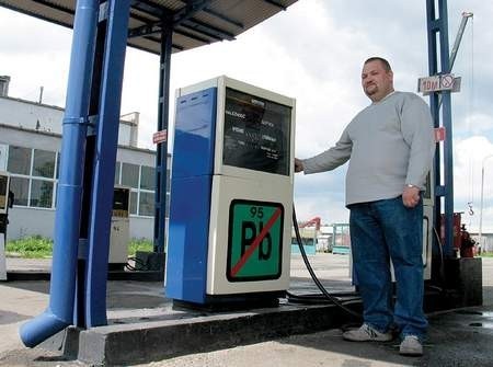 Mirosław Gruber, właściciel stacji benzynowej w Szopienicach, wcale nie cieszy się z wysokich cen benzyny. Wysoka cena to mniej klientów. / Marcin Tomalka