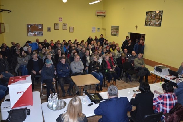 Na niedzielne zebranie w Mostkach przyszło 120 mieszkańców, nie wszyscy byli w stanie pomieścić się w sali