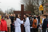 Wielki Piątek. Droga Krzyżowa w parafii Świętej Jadwigi Królowej w Radomiu. Ulicami miasta przeszły setki wiernych. Zobacz zdjęcia