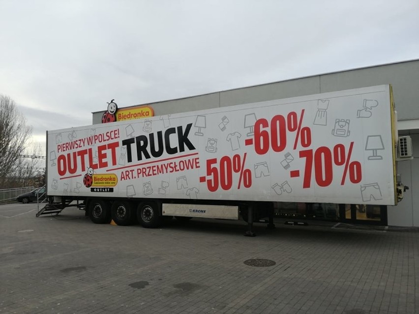 Biedronka Outlet Truck to pierwsza w Polsce mobilna...