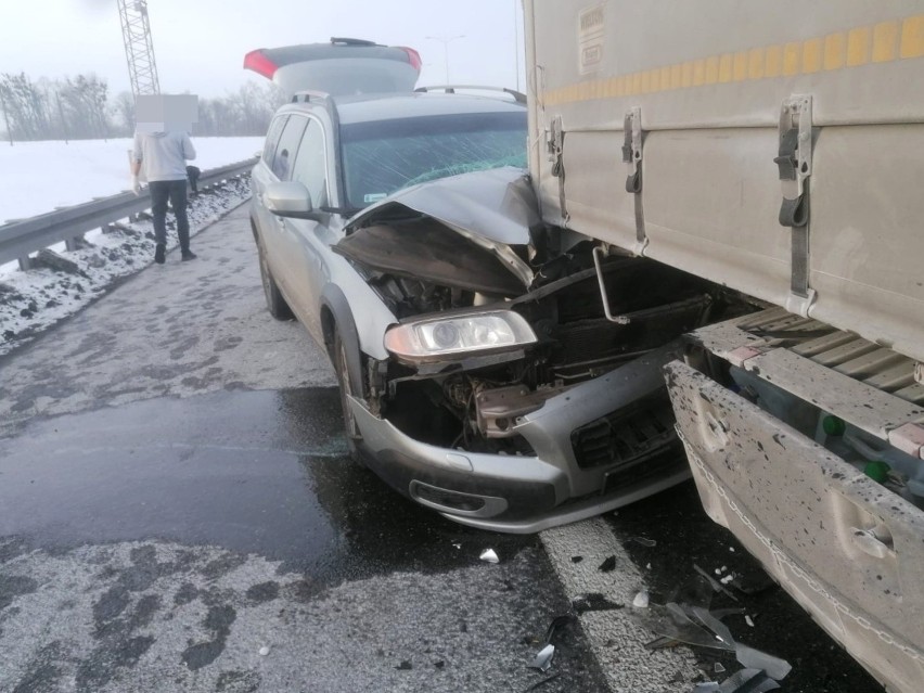 Groźnie wyglądający wypadek na AOW: auto wjechało w ciężarówkę