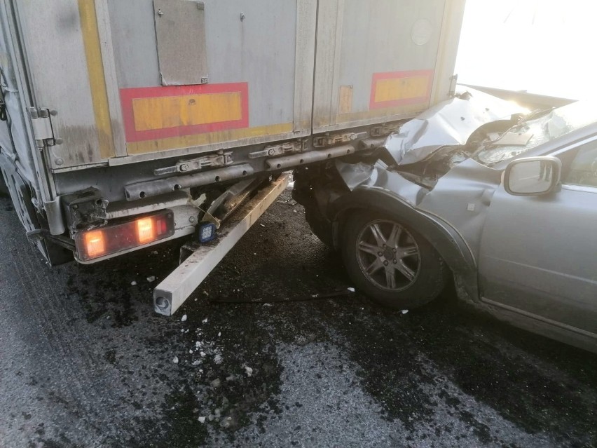 Groźnie wyglądający wypadek na AOW: auto wjechało w ciężarówkę