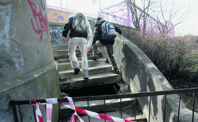 Schody przy przepompowni ścieków są tak dziurawe, że miasto postanowiło je zamknąć dla pieszych