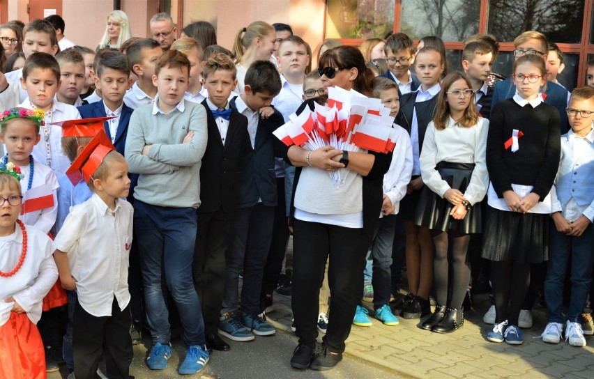 Nowy Sącz. Uczniowie Szkoły Podstawowej nr 2 śpiewali hymn i zakopali kapsułę czasu [ZDJĘCIA]