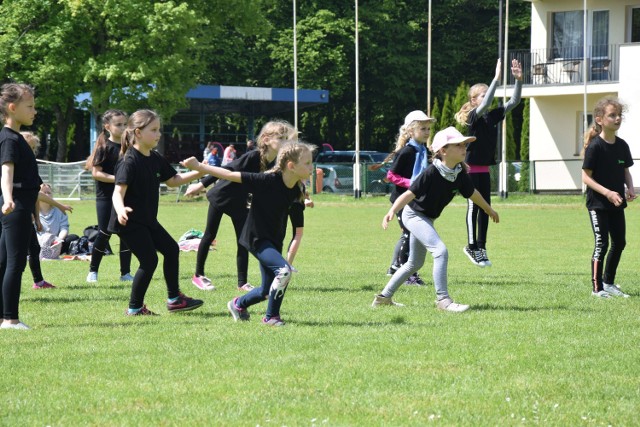 Małe Bursztynki znalazły się też wśród uczestników projektu "Cały Malbork Tańczy z Nami". 6 czerwca warsztaty odbyły się na stadionie przy ul. Parkowej.