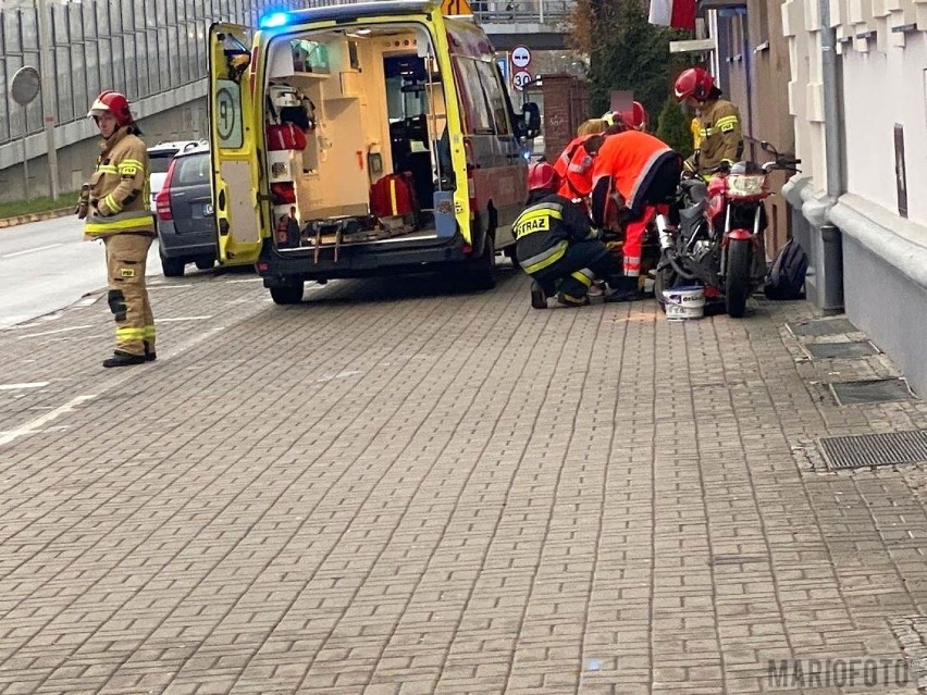 Wypadek w Opolu. Na ulicy Armii Krajowej zderzyły się osobówka i motocykl [ZDJĘCIA]