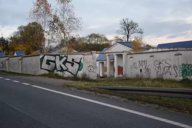 Posiadłość na trasie Świecie - Nowe od lat świeci pustkami. Krążą legendy, że miała należeć ona do mafii. Byli także tacy, którzy twierdzili, że otwarty tam zostanie klub nocny