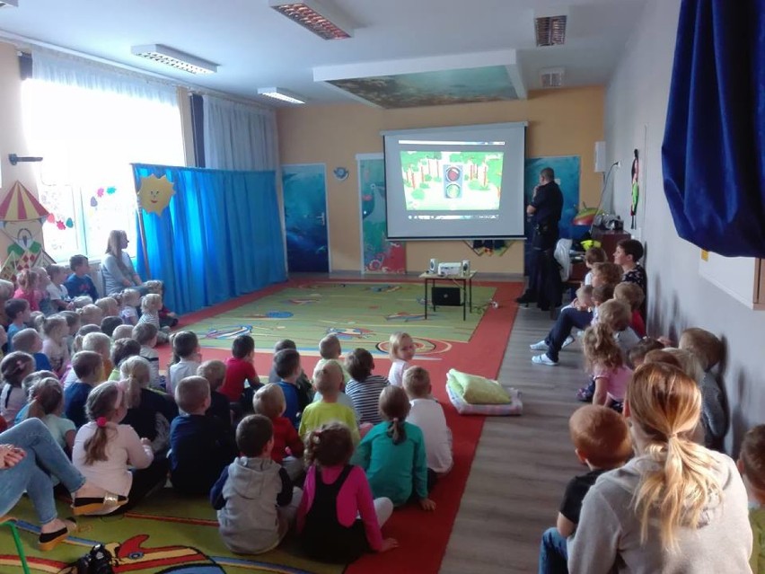 JAROCIN: Policjanci odwiedzili przedszkola Jarzębinka i Bajeczka w mieście by uczyć dzieci zasad bezpieczeństwa