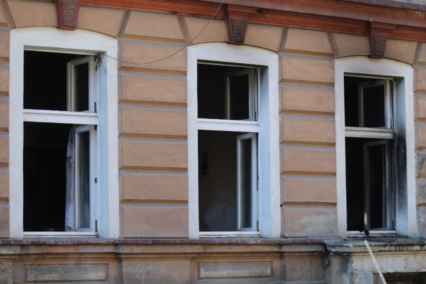 Pożar mieszkania w budynku przy ulicy kard. Bolesława Kominka w Legnicy, zobaczcie zdjęcia