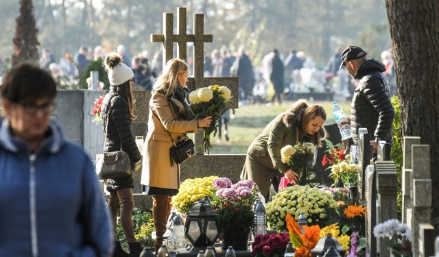 Drogowcy zachęcają, by dojeżdżać na cmentarze komunikacją miejską. Ruch przy nekropoliach będzie w utrudniony.