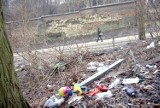 Na działce na rogu ul. Floriańskiej i ul. Kalinowszczyzna leżą stosy śmieci