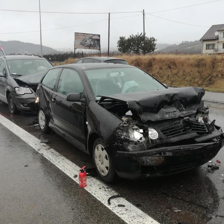 Łącko. Groźny wypadek z udziałem trzech aut. Matka z córką trafiły do szpitala