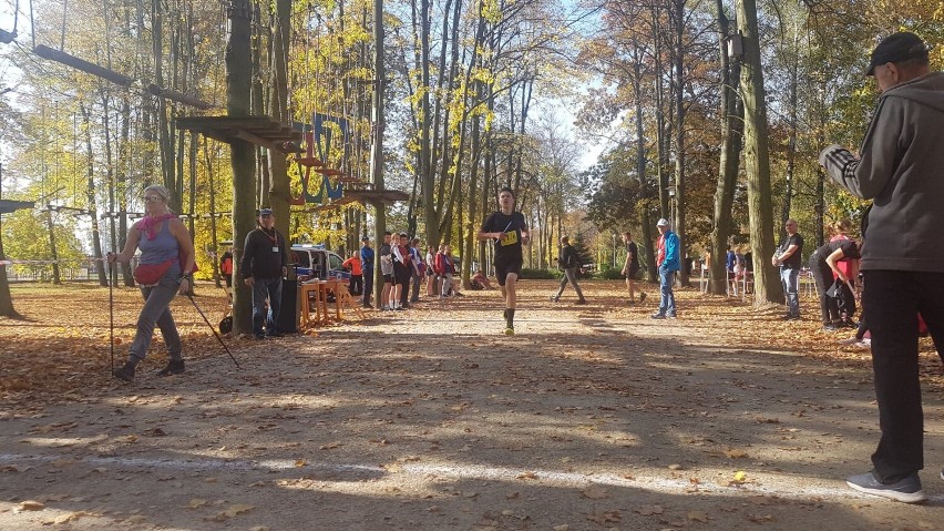 Drużyny dziewcząt i chłopców z II LO w Wieluniu wywalczyły awans do finału Mistrzostw Województwa w sztafetowych biegach przełajowych