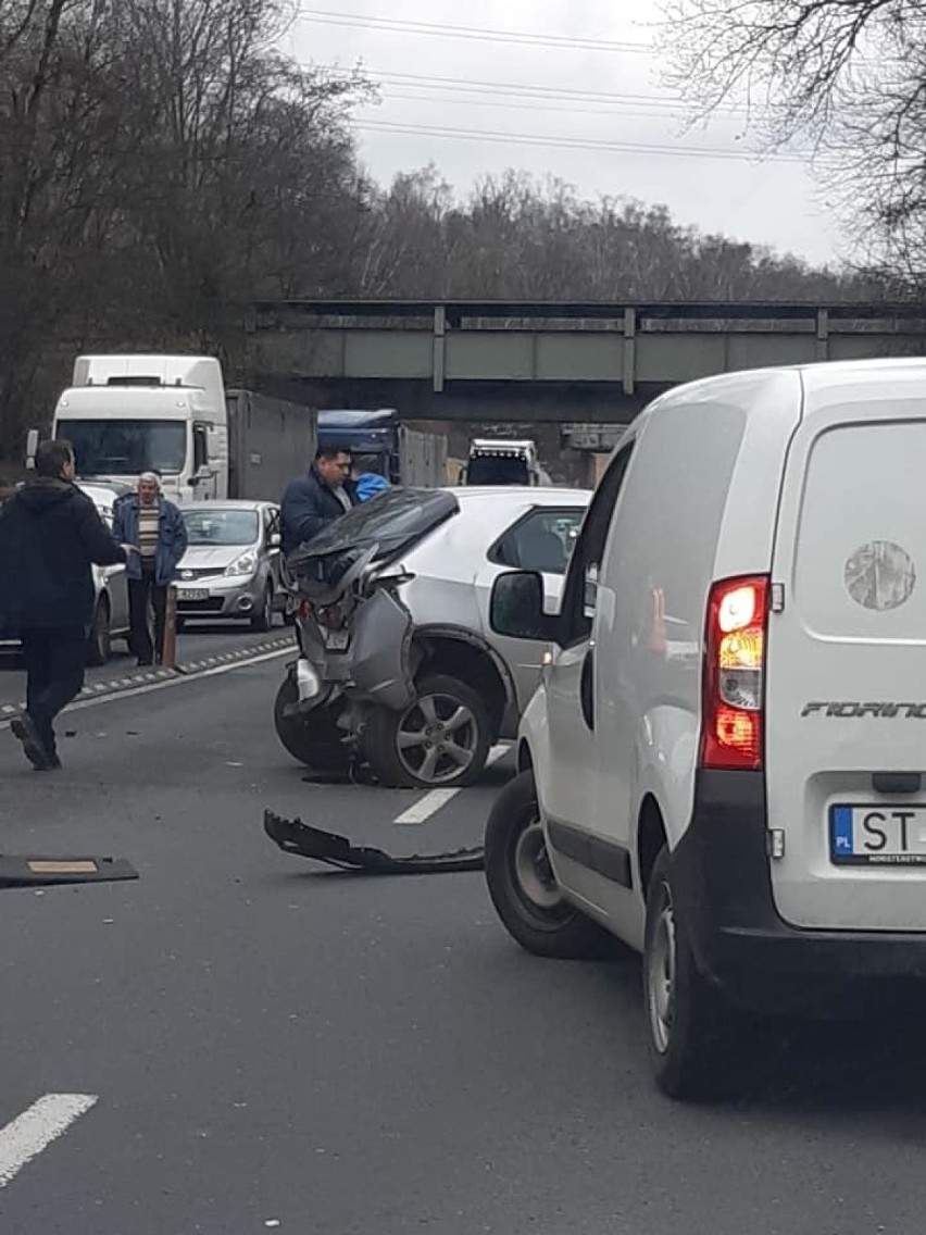 Do groźnego wypadku doszło w Zabrzu. Zderzyło się kilka...