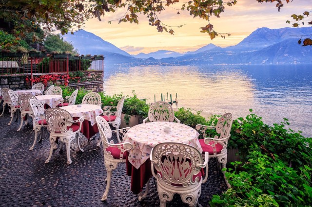 Jeżeli wybieracie się na urlop do popularnych miast w Polsce i Europie, zachęcamy was do odwiedzenia tych restauracji z niesamowitymi widokami. Gdzie je znaleźć? 

Na zdjęciu: kawiarnia nad jeziorem Como we Włoszech.