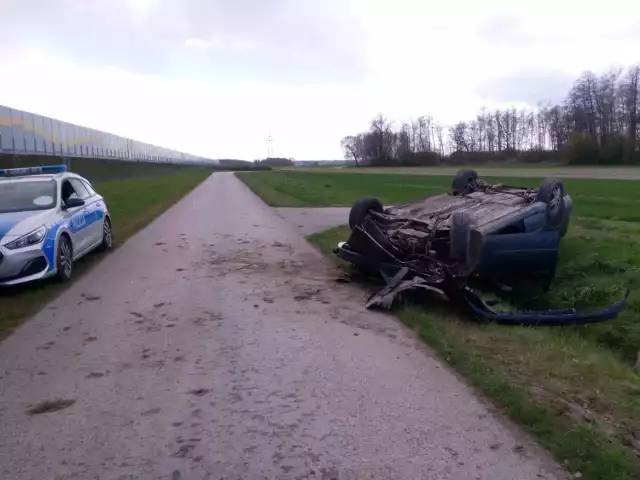 Pijany kierowca Forda wpadł do rowu i dachował