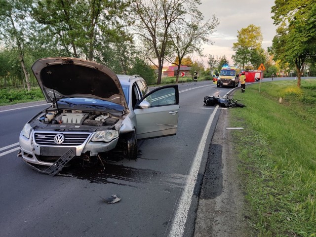 20 maja na drodze krajowej 70 w miejscowości Arkadia na motorze zabił się kolejny dwudziestolatek. Z policyjnych ustaleń wynika, że 21-letni kierowca jednośladu (hondy) nie zachował odpowiedniej prędkości i wypadł z zakrętu, po czym uderzył w osobowego passata kierowanego przez 45-letnią kobietę. 21-letni skierniewiczanin zginął na miejscu.



Czytaj więcej na następnej stronie