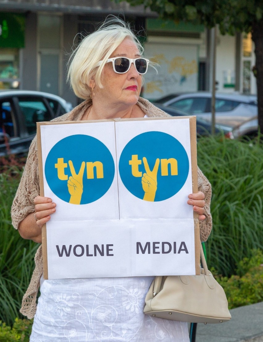 Protest przeciwko "lex TVN" na pl. Adamowicza w Szczecinie