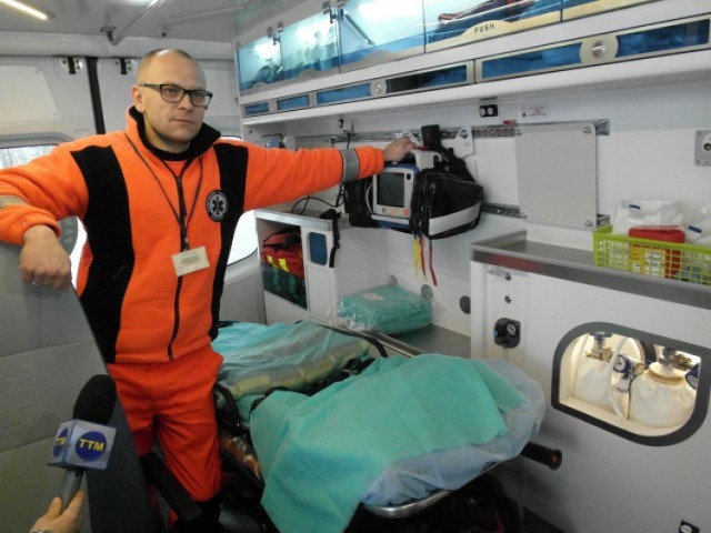 Nowa karetka szpitala w Wejherowie. Ambulans prezentuje  Łukasz Wodziński,  koordynator ds. ratownictwa medycznego