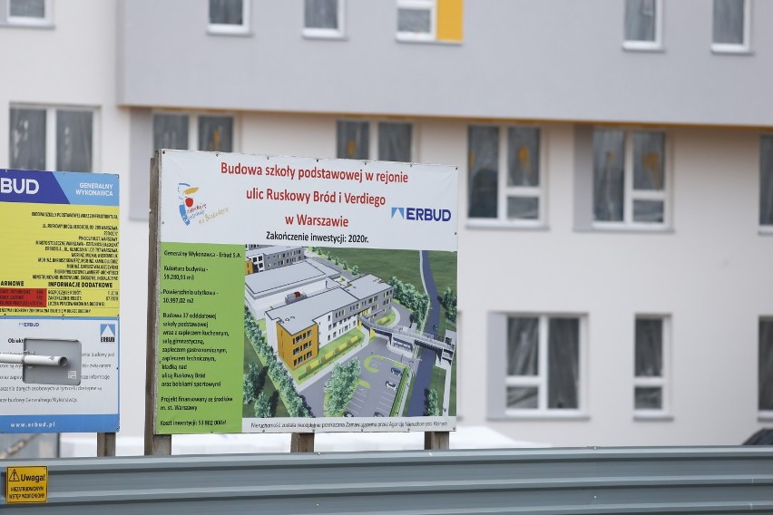 Szkoła-gigant na Białołęce na ukończeniu. Placówka za 54 mln zł pomieści tysiąc uczniów i ma kładkę nad ulicą [ZDJĘCIA]