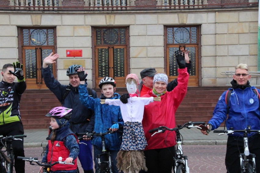 Rowerowe topienie marzanny to już dąbrowska tradycja