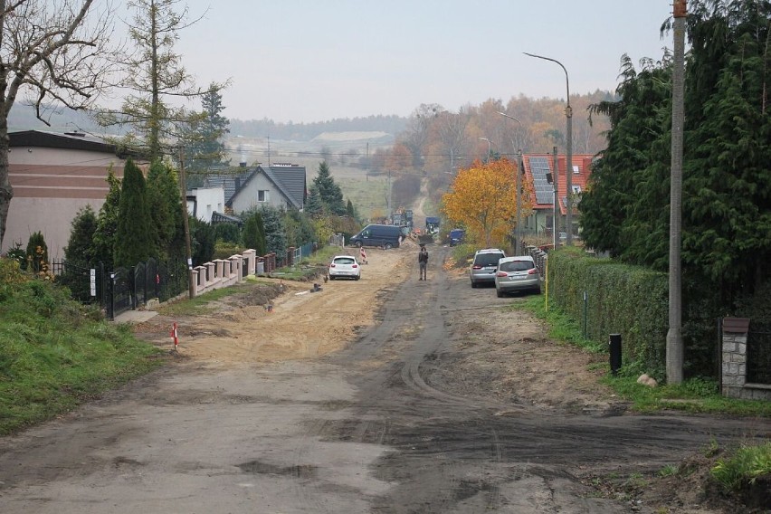 Trwa przebudowa ulicy Pułaskiego w Lęborku. Gruntowa droga zmieni się w asfaltową ulicę