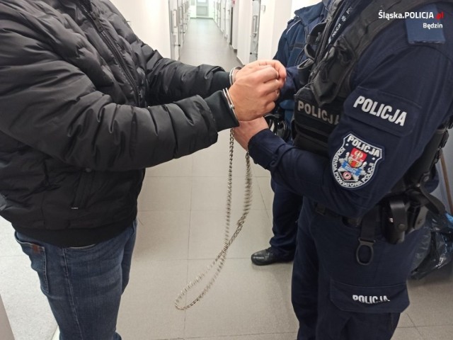 Będzińscy policjanci zatrzymali poszukiwanego przez hiszpański wymiar sprawiedliwości 30-letniego Polaka 

Zobacz kolejne zdjęcia/plansze. Przesuwaj zdjęcia w prawo - naciśnij strzałkę lub przycisk NASTĘPNE