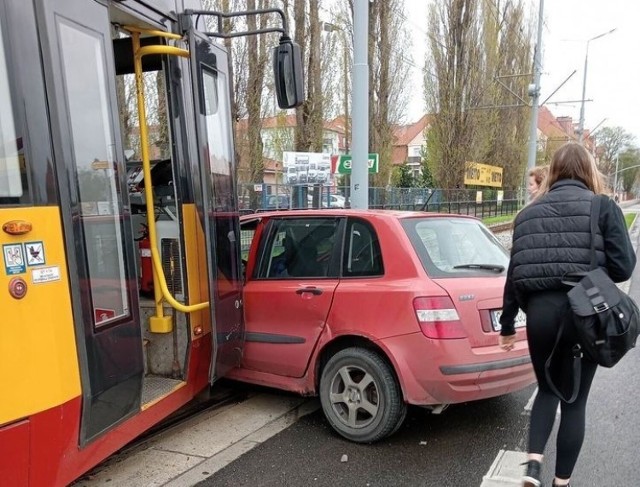 Kolizja samochodu osobowego z tramwajem w Grudziądzu. Kierujący fiatem wymusił pierwszeństwo tramwajowi