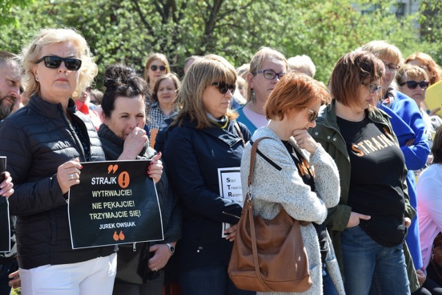 Nauczyciele z Gorzowa spotkali się przy Lubuskim Urzędzie Wojewódzkim. Nie zmaierzają przerywać strajku.