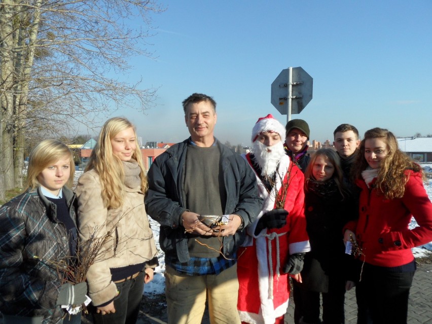 Akcja policyjna w Żorach: Kierowcy za drobne wykroczenia dostali rózgi od św. Mikołaja