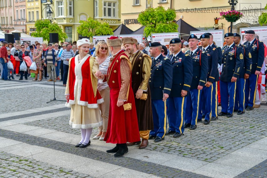 Mieszkańcy Bolesławca zatańczyli na rynku poloneza. Tańczyli też żołnierze US Army! [ZDJĘCIA/WIDEO]