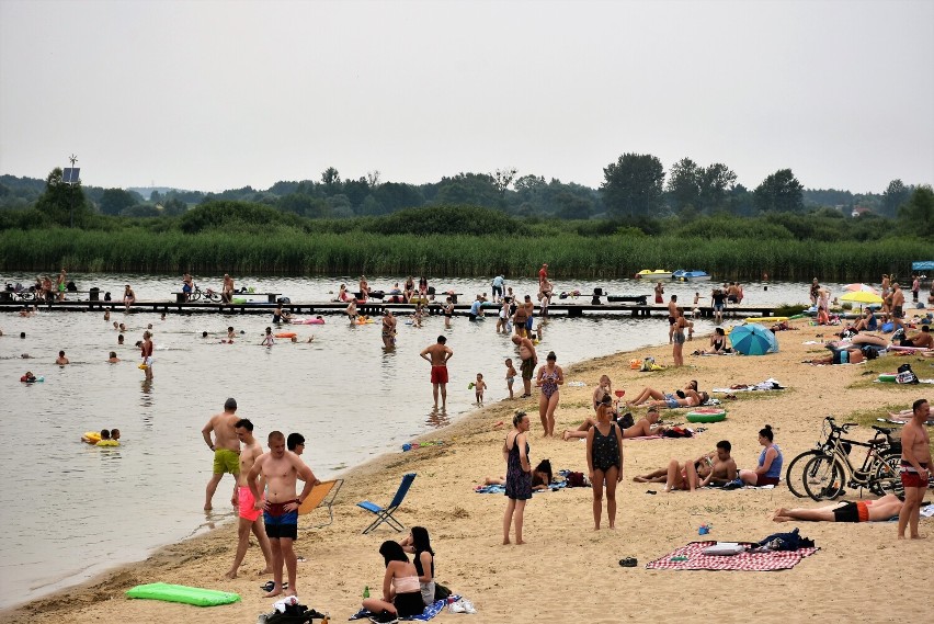 Mieszkańcy Chełma i okolic ochłodzenia szukali nad zalewem Żółtańce. Zobacz zdjęcia