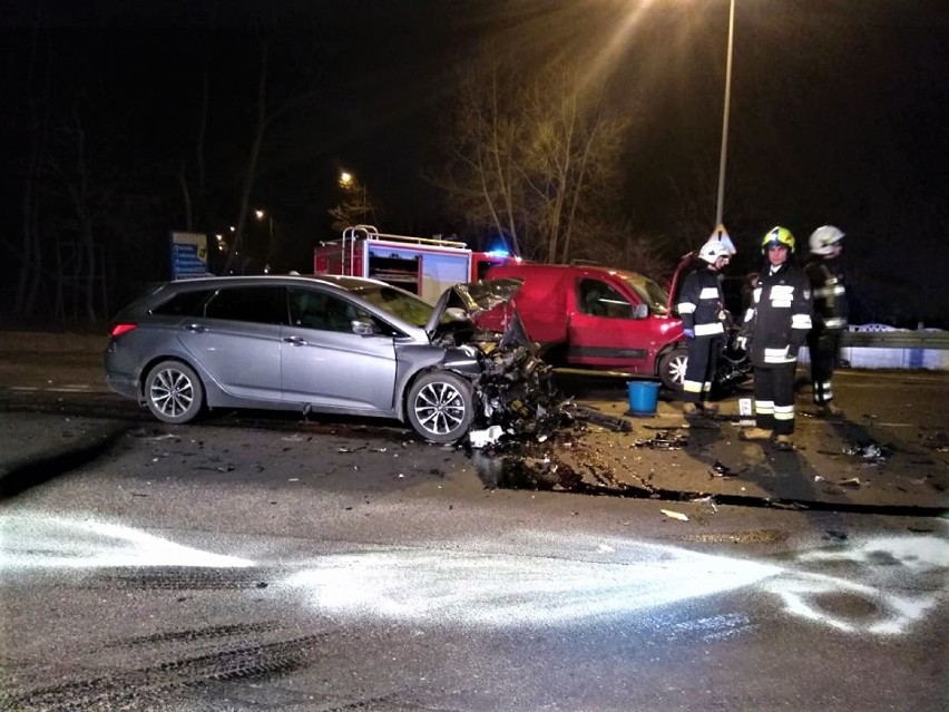 Poważny wypadek na DW 307. Poszkodowane 7 osób, w tym dziecko