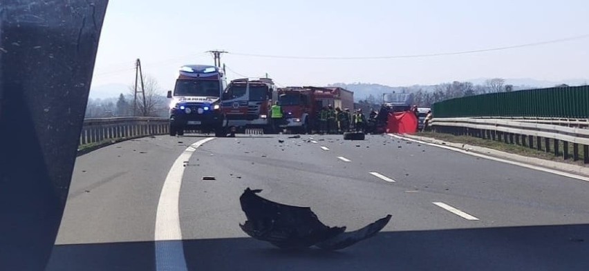 Tragiczny wypadek na S52. Zorganizowano objazdy. Policja...