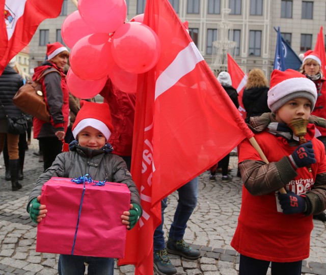  Szlachetna paczka- baza rodzin dostępna od 21 listopada 

Aby zostać darczyńcą rodziny i przygotować dla niej paczkę należy wejść na stronę szlachetnapaczka.pl i wybrać rodzinę, której chce się pomóc. 
Następnie wolontariusz sam zgłosi się do takiej osoby, by omówić szczegóły przekazania paczek. 

 21 listopada otwarta została baza rodzin w potrzebie. Od tego dnia można zostać Darczyńcą i przygotować pomoc dla konkretnej rodziny z listy na www.szlachetnapaczka.pl 

12 i 13 grudnia odbędzie finał SZLACHETNEJ PACZKI,  wtedy Darczyńcy dostarczają paczki do magazynów, gdzie spotykają się z wolontariuszami.
 
W tym roku mądrą pomocą objętych zostanie około 20 000 rodzin w trudnej sytuacji materialnej i 2 000 dzieci. 
-&nbsp;To już XV edycja Szlachetnej Paczki. Nasi wolontariusze odwiedzili w ciągu ostatniego miesiąca tysiące rodzin w całej Polsce. Sprawdzali ich postawę i to z jakiego powodu znaleźli się w ciężkiej sytuacji  – mówi Maciej Antończyk, koordynator ds. promocji Szlachetnej Paczki.
Marsz Szlachetnej Paczki w Sopocie otworzył bazę rodzin potrzebujących 