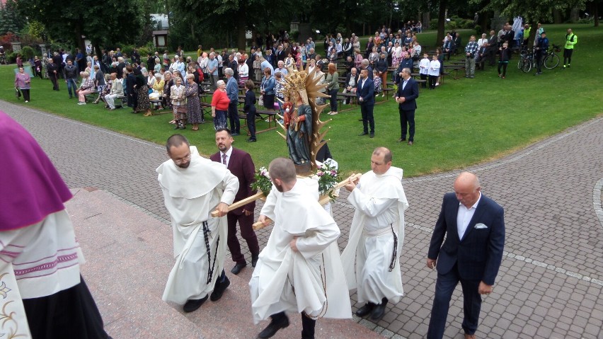 Procesja z figurą Matki Boskiej Leśniowskiej z Żarek do sanktuarium w Leśniowie - zobacz ZDJĘCIA