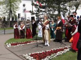 Święto Konstytucji 3 Maja 2022 w Radomsku. Kwiaty i wiązanki pod obeliskiem. ZDJĘCIA